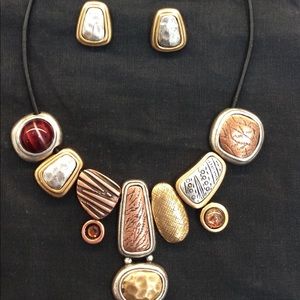 CHICO’S NECKLACE & EARRINGS SET VARIOUS METALS
